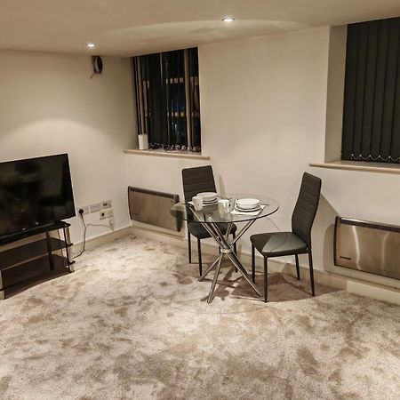 Lovely 1 Bedroom Apartment With Free Parking & Gym Kirkburton Eksteriør bilde