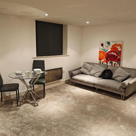 Lovely 1 Bedroom Apartment With Free Parking & Gym Kirkburton Eksteriør bilde