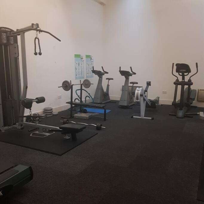 Lovely 1 Bedroom Apartment With Free Parking & Gym Kirkburton Eksteriør bilde