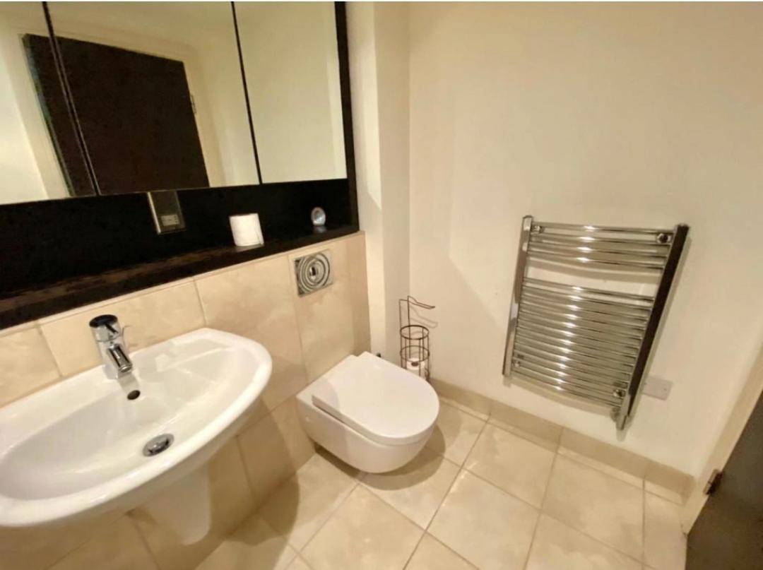Lovely 1 Bedroom Apartment With Free Parking & Gym Kirkburton Eksteriør bilde