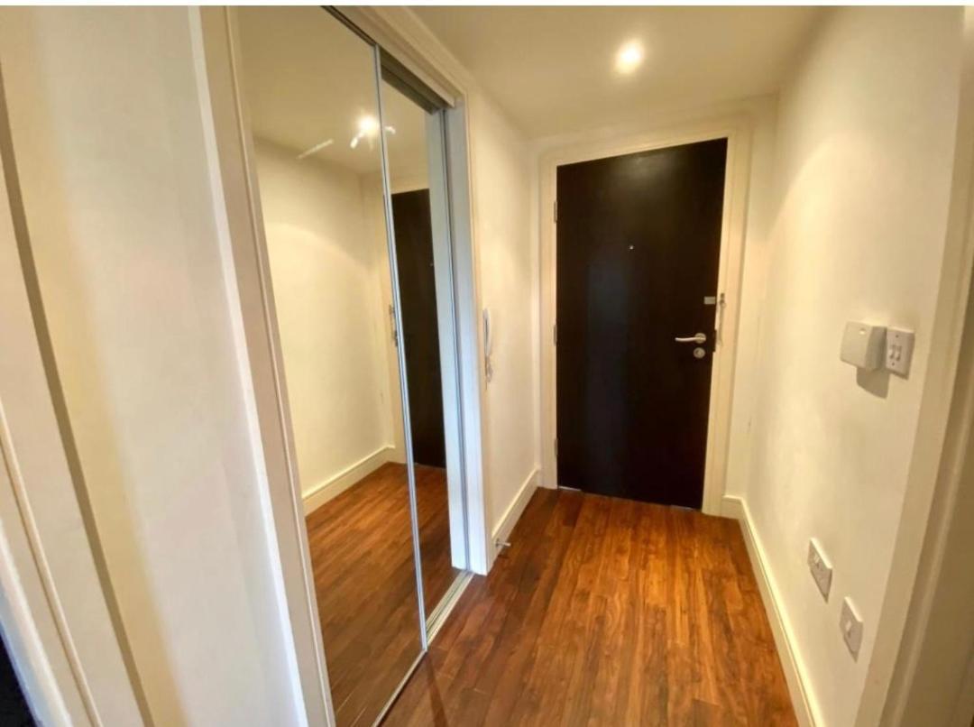 Lovely 1 Bedroom Apartment With Free Parking & Gym Kirkburton Eksteriør bilde