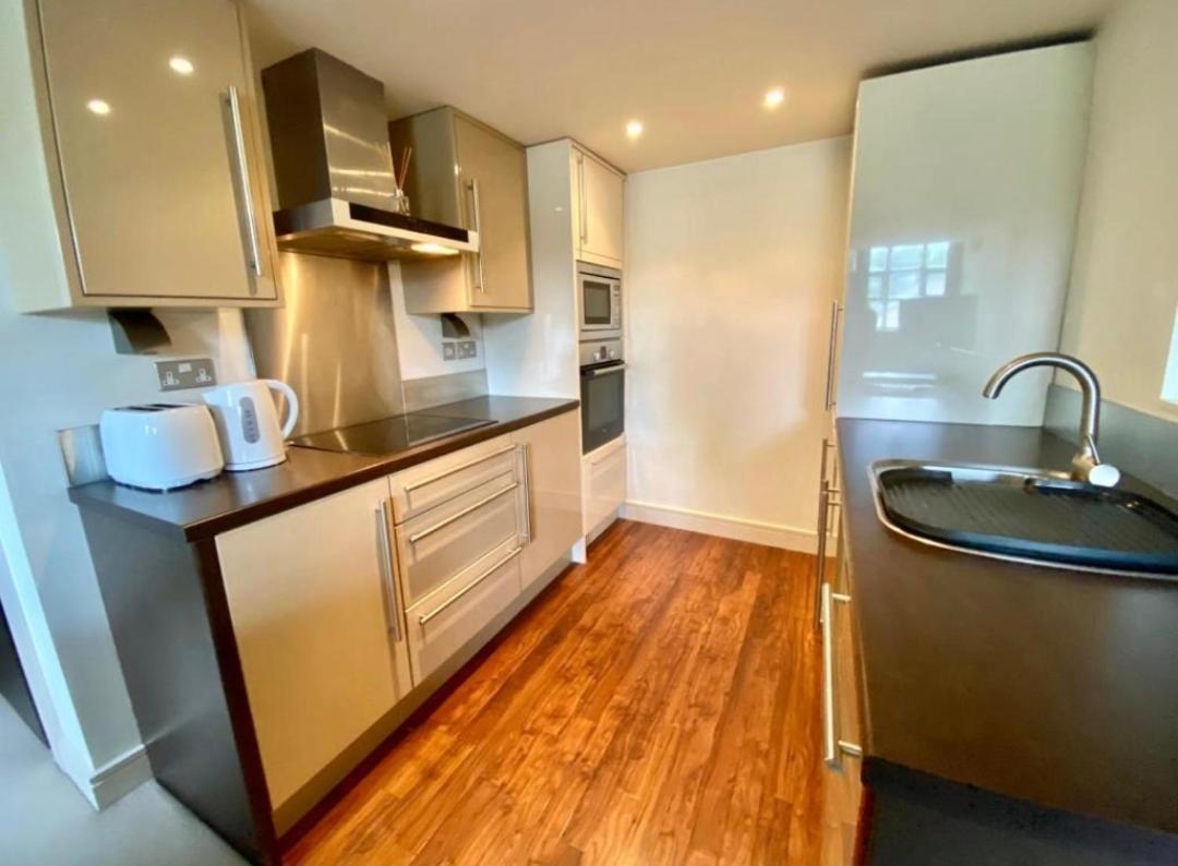 Lovely 1 Bedroom Apartment With Free Parking & Gym Kirkburton Eksteriør bilde