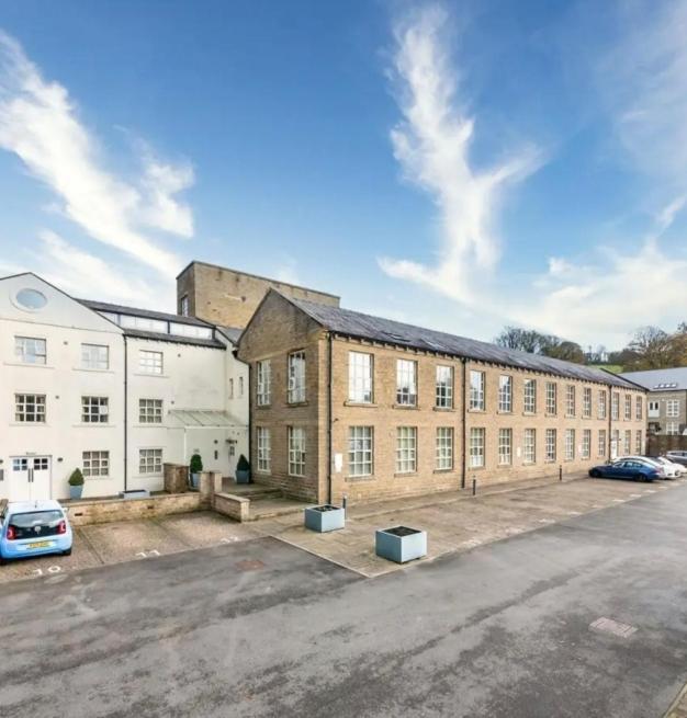 Lovely 1 Bedroom Apartment With Free Parking & Gym Kirkburton Eksteriør bilde