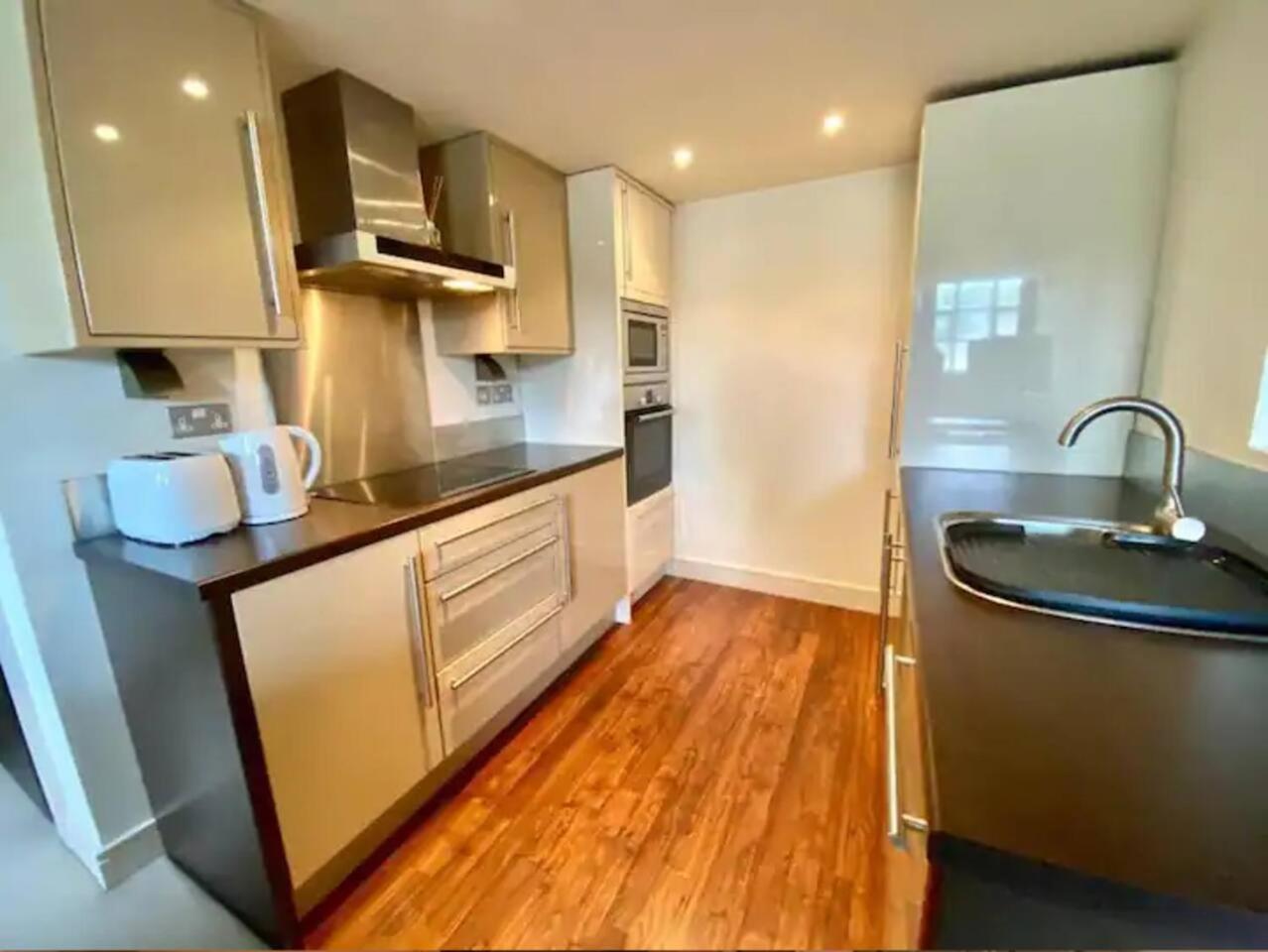 Lovely 1 Bedroom Apartment With Free Parking & Gym Kirkburton Eksteriør bilde