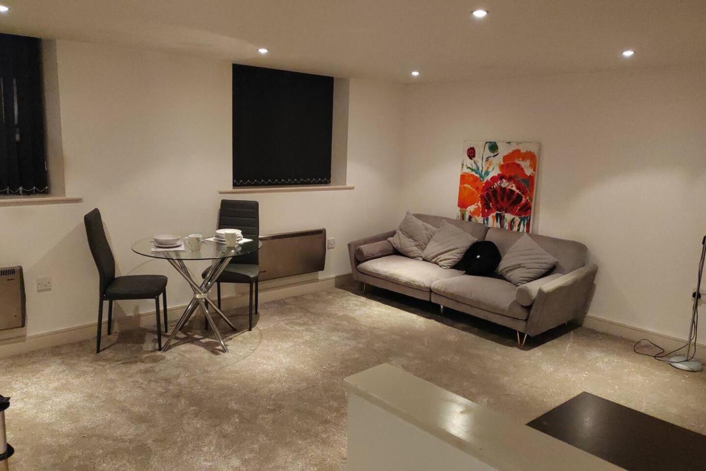 Lovely 1 Bedroom Apartment With Free Parking & Gym Kirkburton Eksteriør bilde