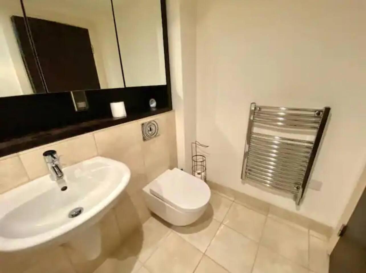 Lovely 1 Bedroom Apartment With Free Parking & Gym Kirkburton Eksteriør bilde