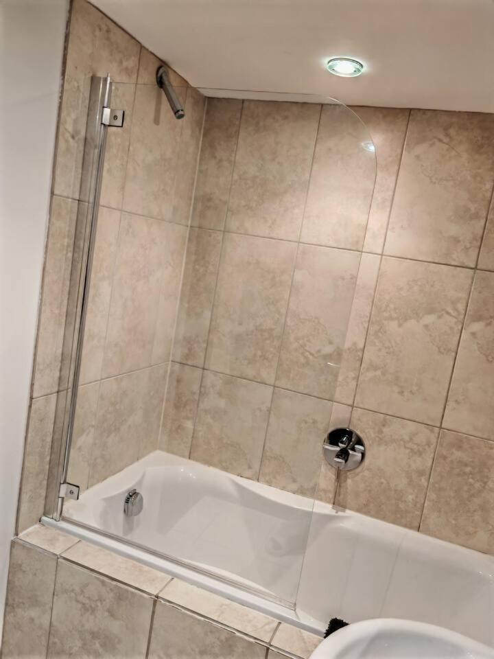 Lovely 1 Bedroom Apartment With Free Parking & Gym Kirkburton Eksteriør bilde