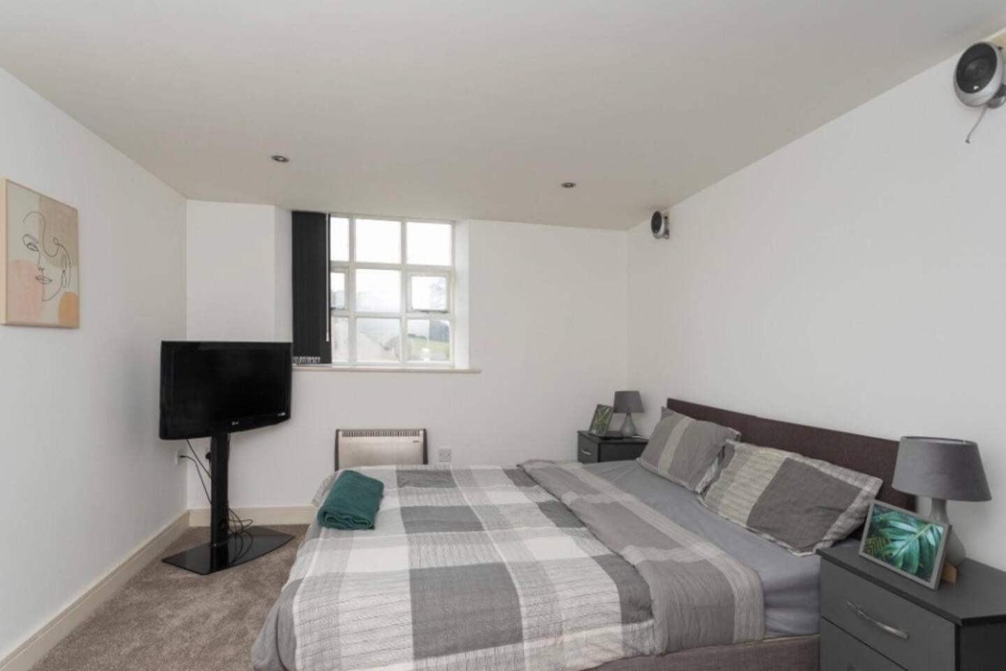 Lovely 1 Bedroom Apartment With Free Parking & Gym Kirkburton Eksteriør bilde