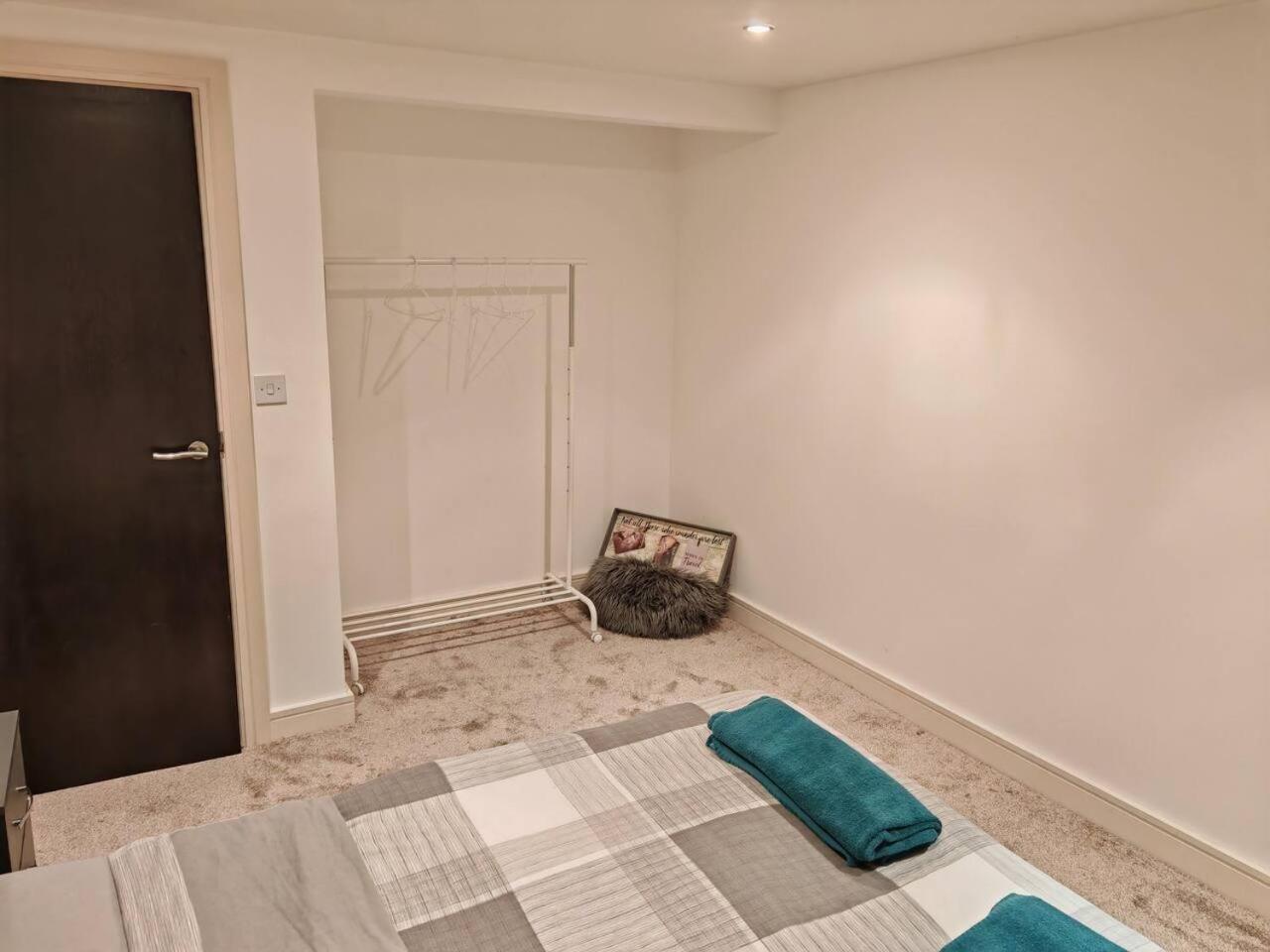 Lovely 1 Bedroom Apartment With Free Parking & Gym Kirkburton Eksteriør bilde