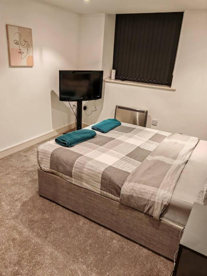 Lovely 1 Bedroom Apartment With Free Parking & Gym Kirkburton Eksteriør bilde