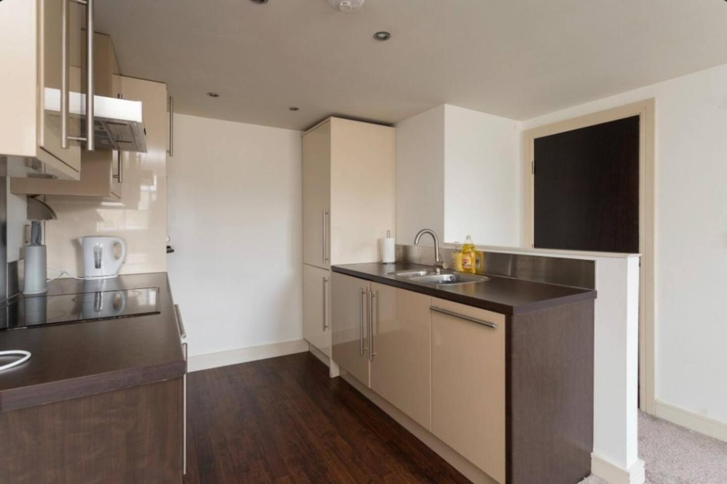 Lovely 1 Bedroom Apartment With Free Parking & Gym Kirkburton Eksteriør bilde