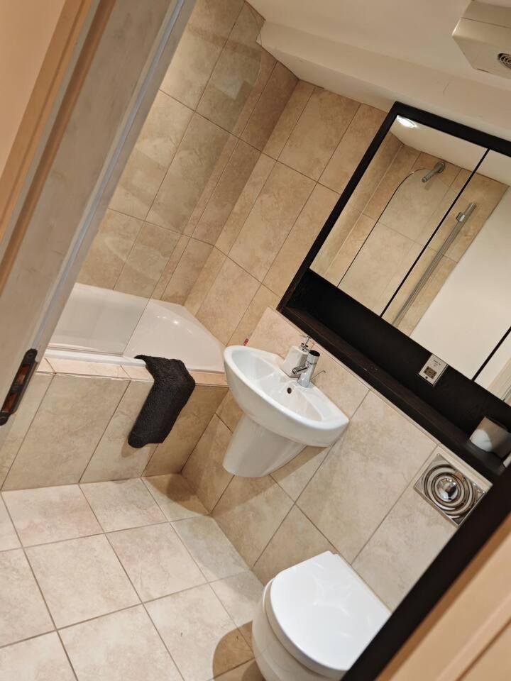 Lovely 1 Bedroom Apartment With Free Parking & Gym Kirkburton Eksteriør bilde