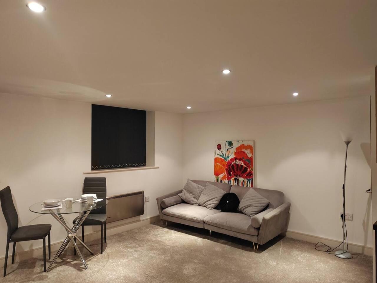 Lovely 1 Bedroom Apartment With Free Parking & Gym Kirkburton Eksteriør bilde