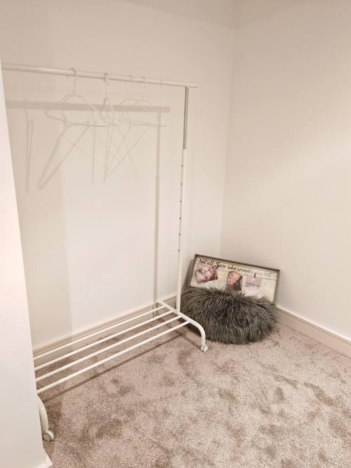 Lovely 1 Bedroom Apartment With Free Parking & Gym Kirkburton Eksteriør bilde