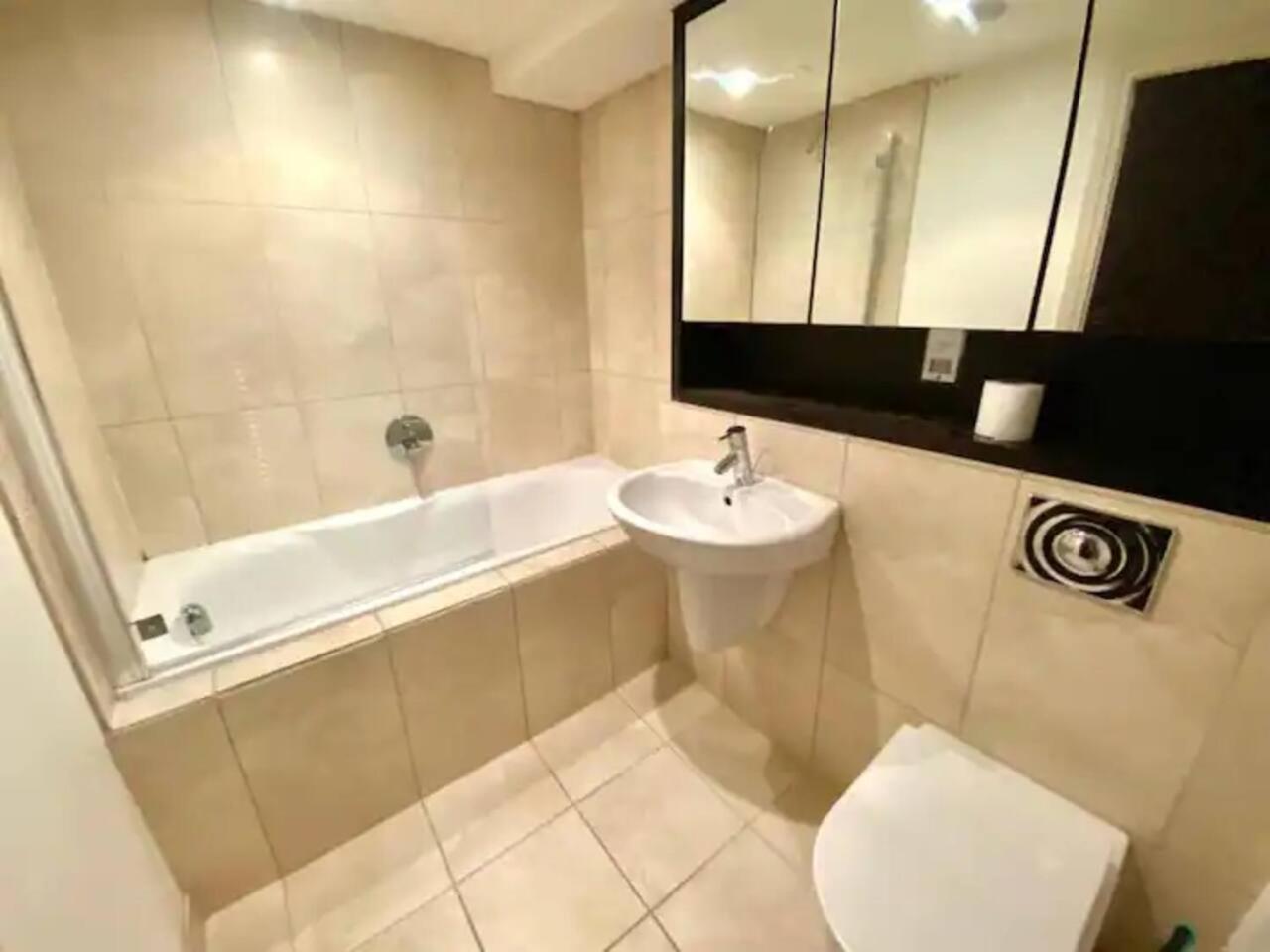 Lovely 1 Bedroom Apartment With Free Parking & Gym Kirkburton Eksteriør bilde