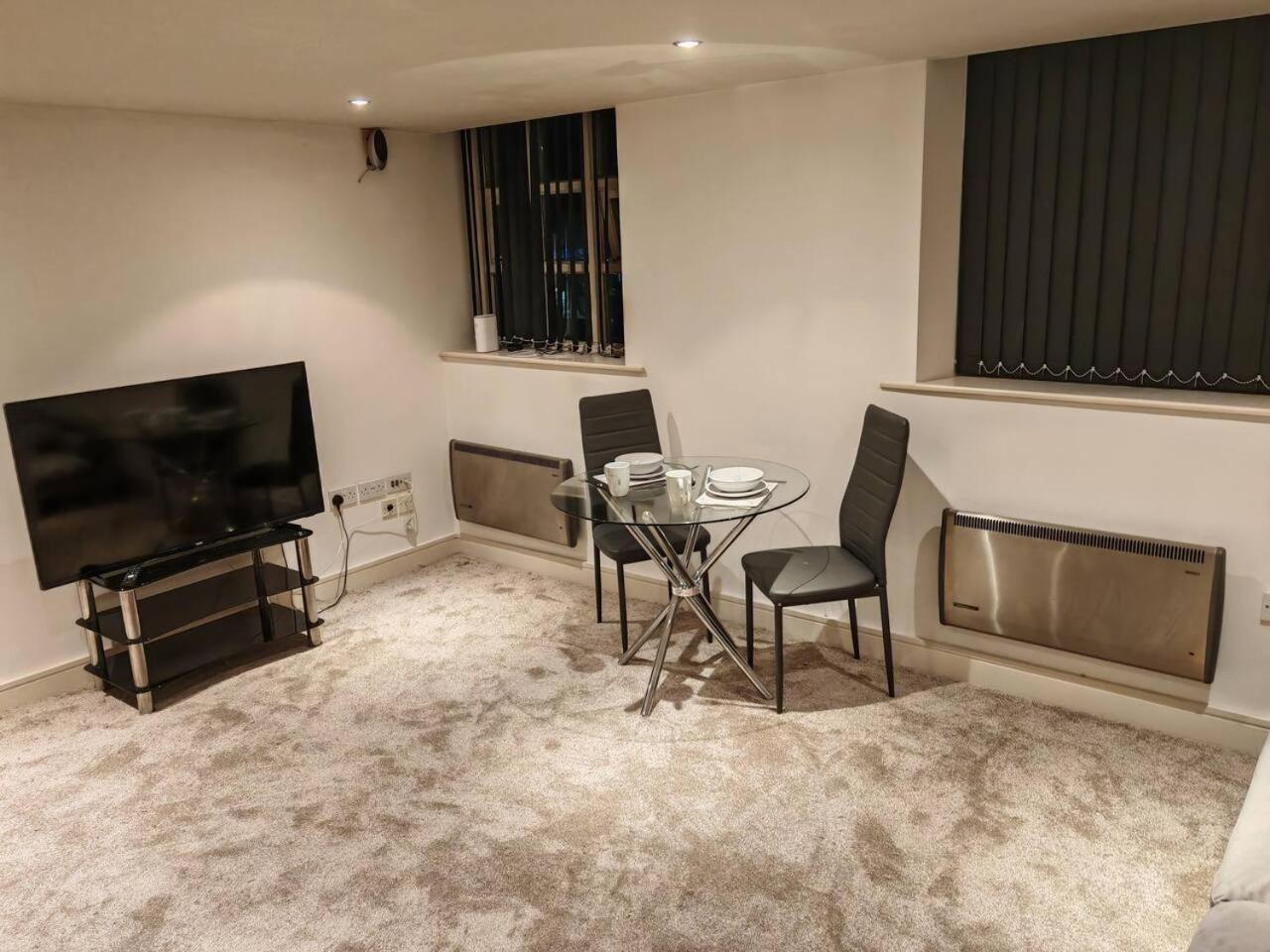 Lovely 1 Bedroom Apartment With Free Parking & Gym Kirkburton Eksteriør bilde