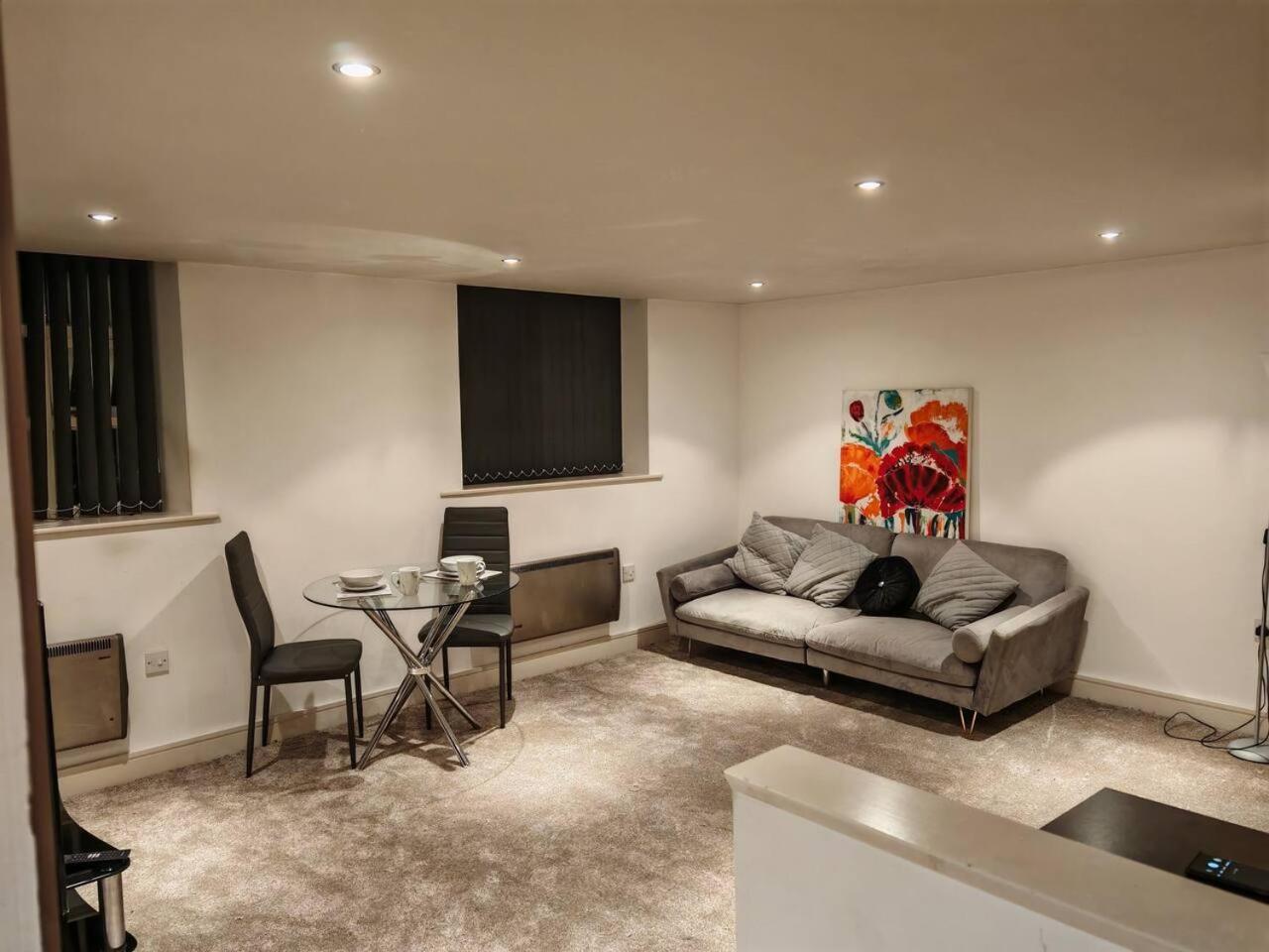 Lovely 1 Bedroom Apartment With Free Parking & Gym Kirkburton Eksteriør bilde