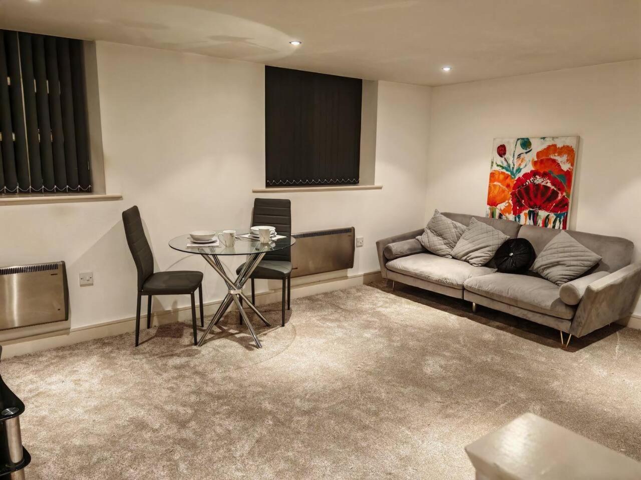 Lovely 1 Bedroom Apartment With Free Parking & Gym Kirkburton Eksteriør bilde